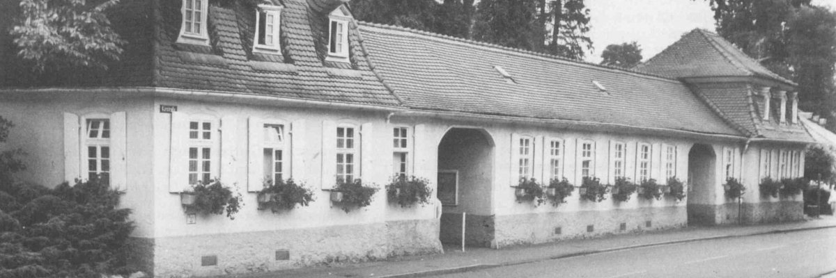 Alte Postkarte in schwarz-weiß mit den Barockhäusern an der Kurstraße