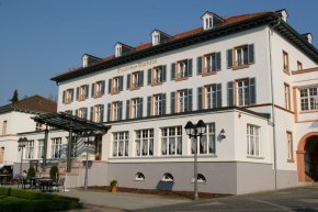 Großes historisches weißes Gebäude mit Treppenaufgang, Hotel.