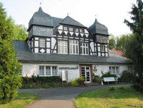 Historisches Gebäude mit zwei Türmchen, Eingang mittig und Aufschrift Kurmittelhaus