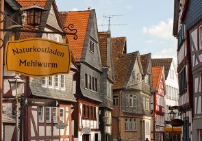 Mühlstraße in der Niddaer Altstadt Blick auf Fachwerkfassaden in der Mühlstraße in Nidda