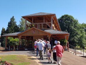 Gradierwerk Gruppe Menschen die auf das Gradierwerk zugeht