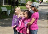 Kinderführung Gruppe Kinder steht beisammen und lauscht aufmerksam