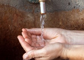 Quellen- und Wasserführung Paar Hände geformt zur Schale zum Auffangen des Quellwassers