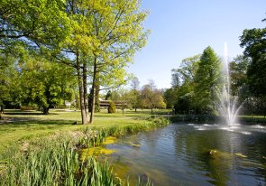 Teich mit Springbrunnen im Unteren Kurpark Teich mit Springbrunnen im Unteren Kurpark