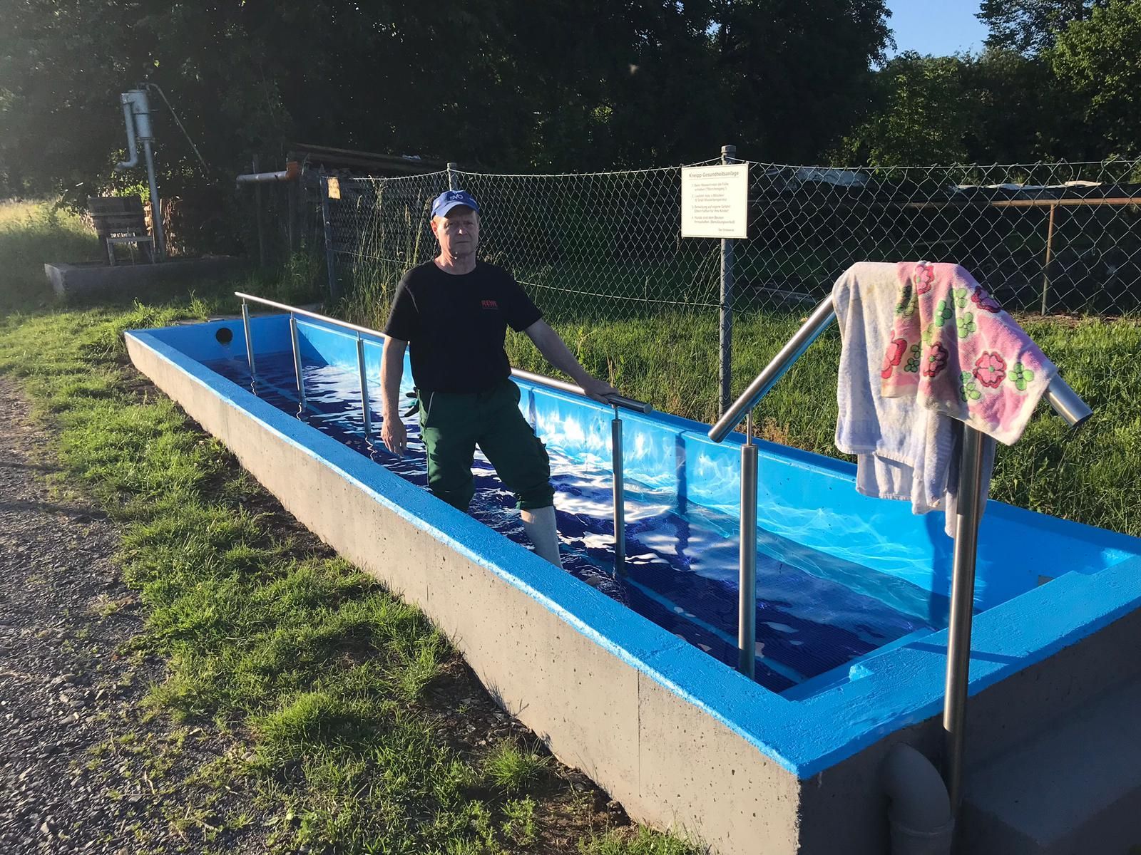 Mann in Kneippbecken